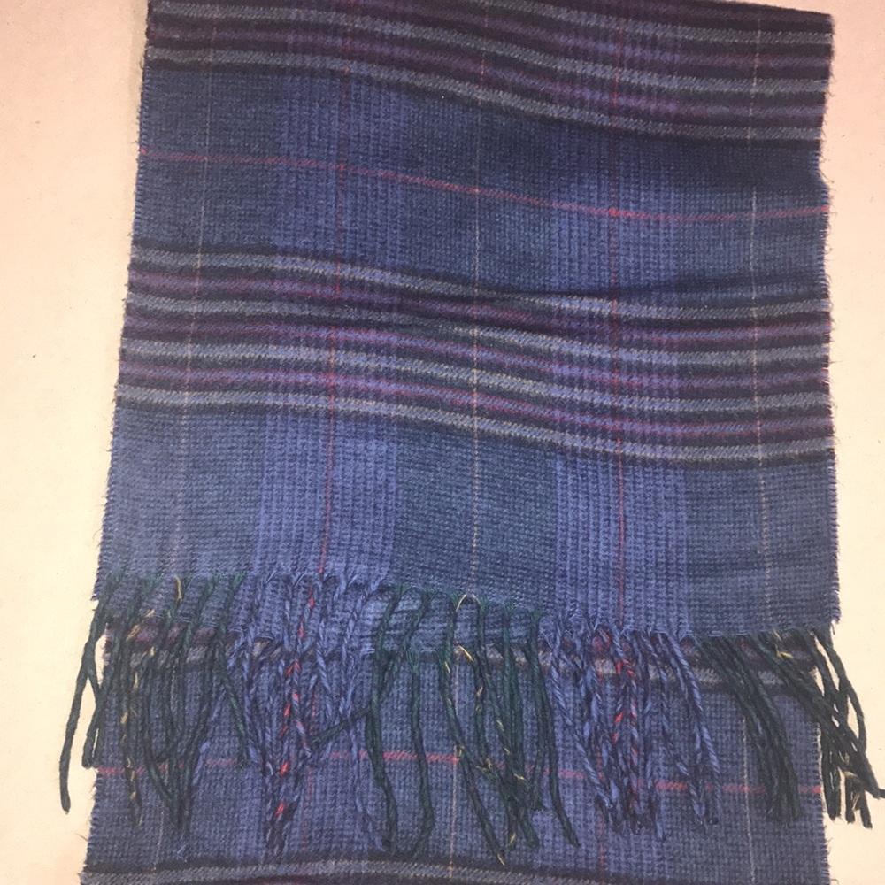 classic scarf in navy blue  unisex used in good condition